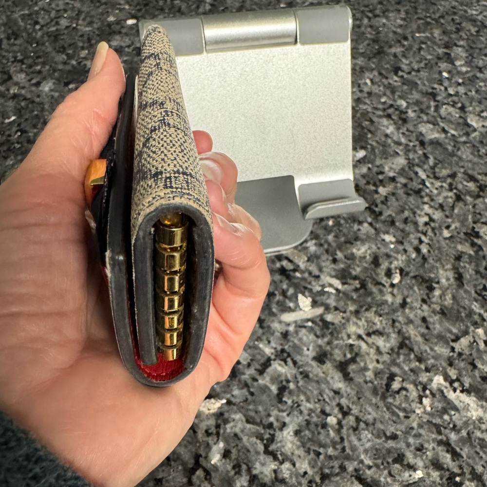 Rare Gucci Beige Key Holder with Bow Accent - Picture 6 of 10